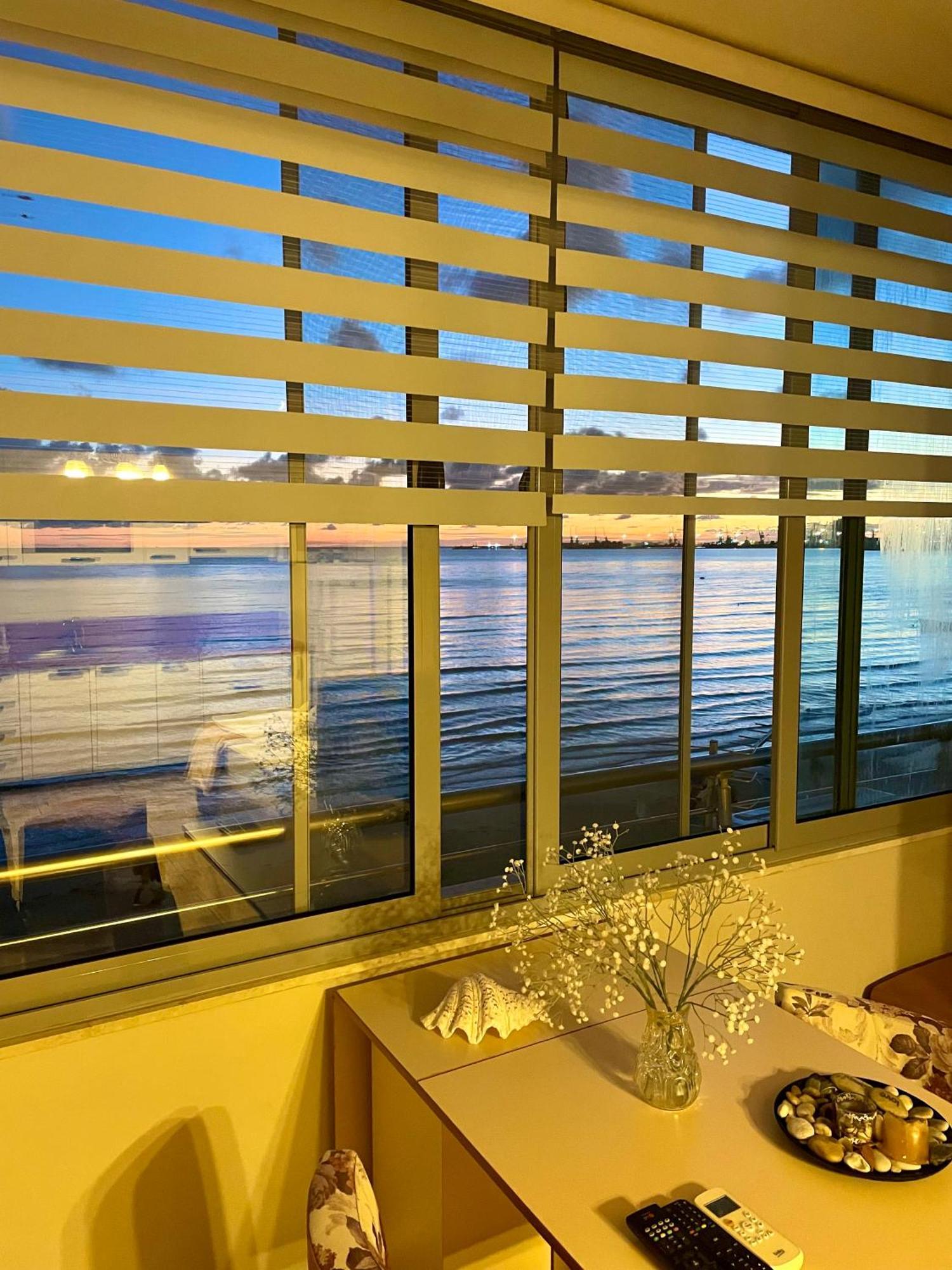 Cozy Beachfront Room Durres Exterior photo